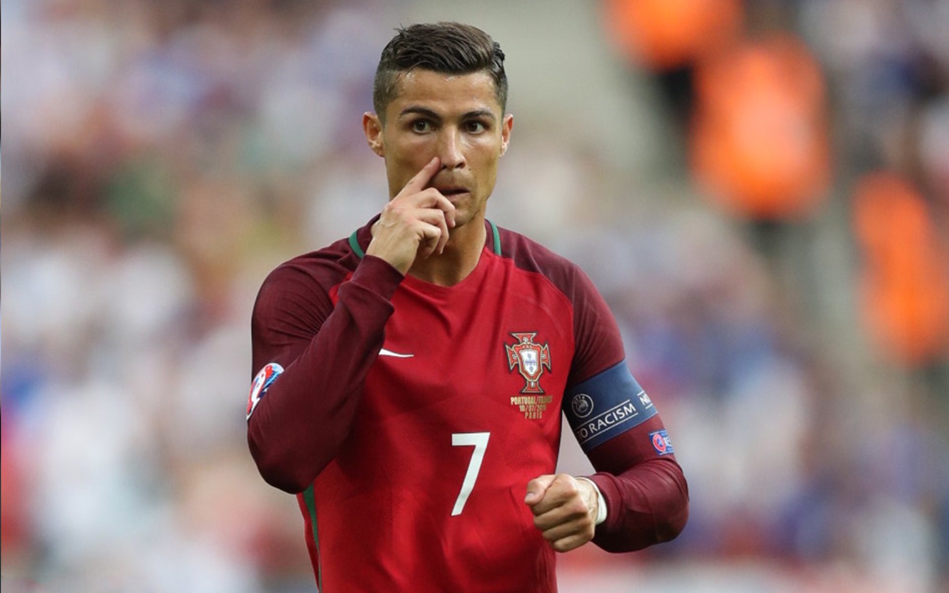 詹姆斯迎来十赛季出色发挥，西班牙队观众热烈欢呼！观众掌声雷动